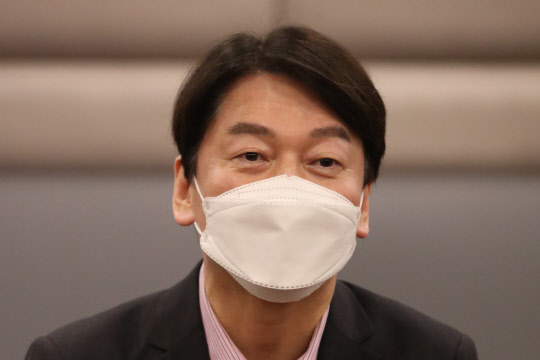 안철수 국민의당 대표가 2일 서울 중구 주한유럽상공회의소에서 열린 현장회의에서 인사말하고 있다.[사진=연합뉴스]